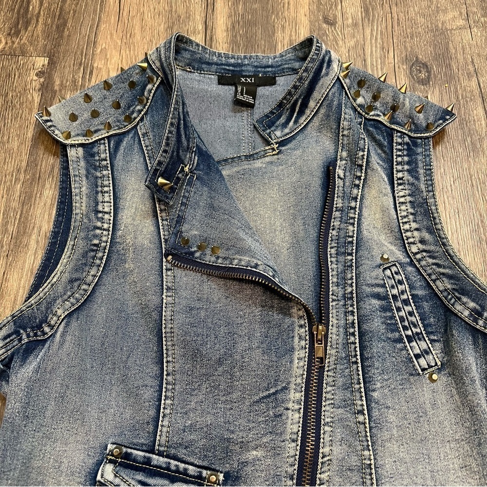 Forever 21 Denim Distressed Vest with Front Zipper Gold Shoulder Studs Size S - Picture 8 of 13